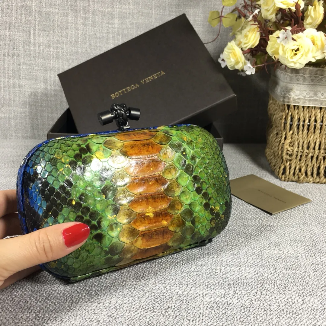 🔥🔥Model No. 8651🔥🔥This elegant clutch bag is one of the most popular handbags in woven bags. It is an interpretation of a classic design that was reintroduced in 2001. Since its launch, the Knot clutch has exhibited exquisite craftsmanship and integrated different styles from low-key to flamboyant. Each new Knot product demonstrates the irresistible and timeless charm of this classic handbag. This luxurious handbag features the signature braided rope buckle and is crafted from rare yellow-ringed forest snake and water snake skins. More charming and luxurious texture. Size: Small 16.5cm